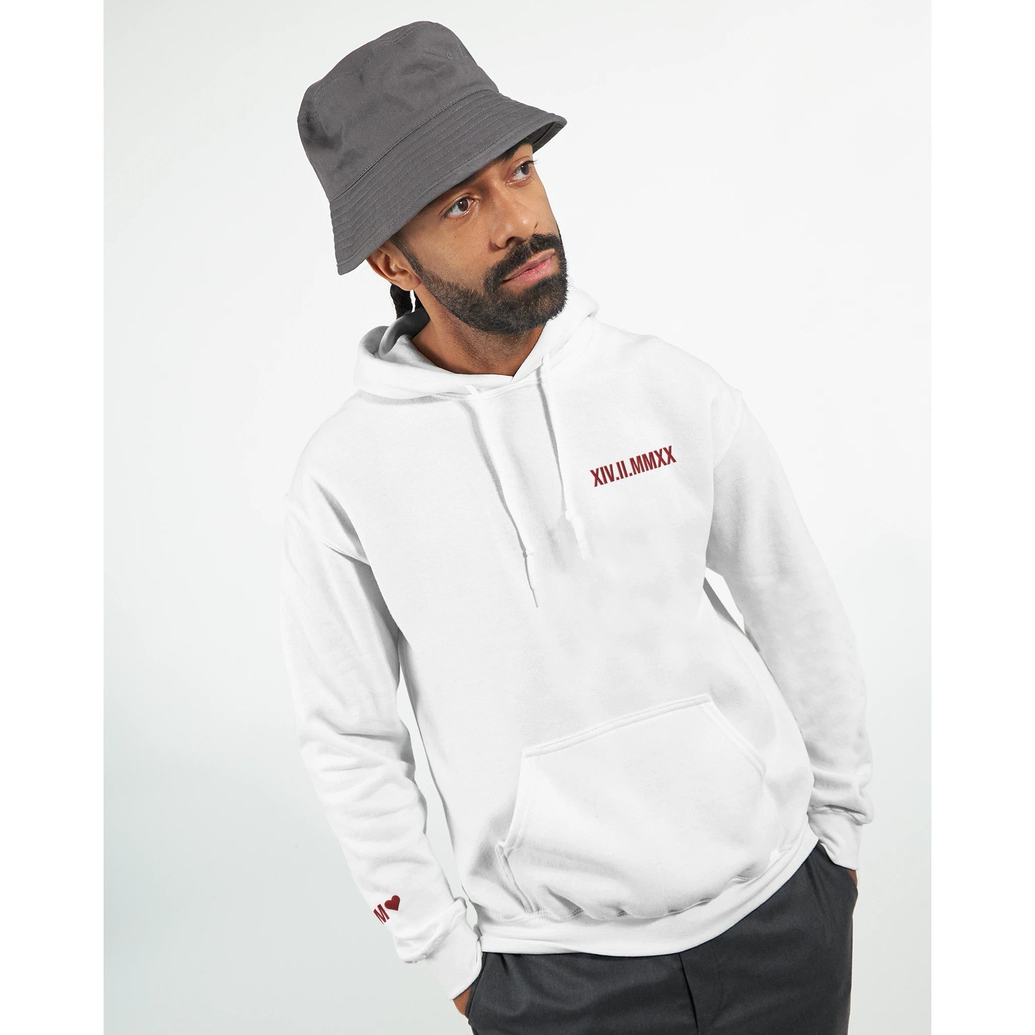 Sweat à capuche avec date romaine brodée