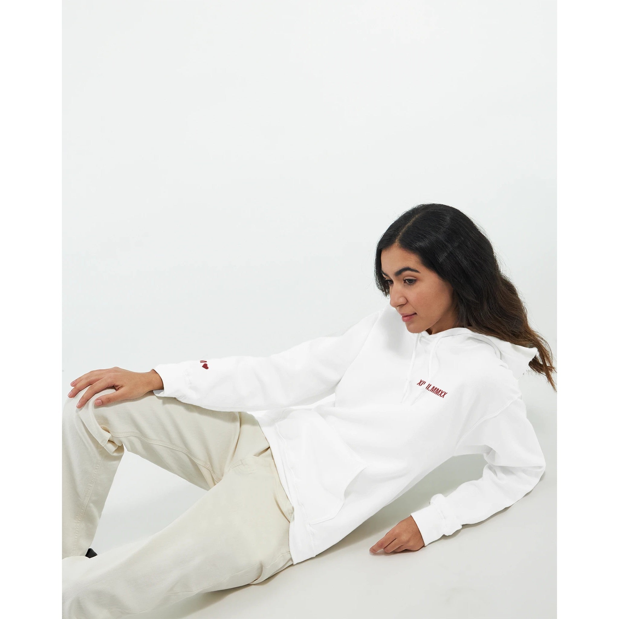 Sweat à capuche avec date romaine brodée